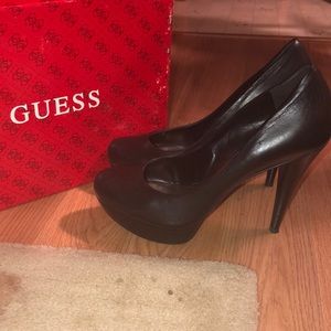 GUESS BRAND LEATHER BLACK PUMP.